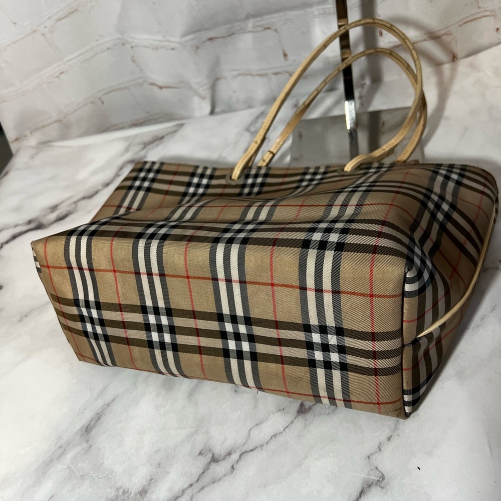 GUC Burberry Small Nova Check Tote - Picture 4 of 9